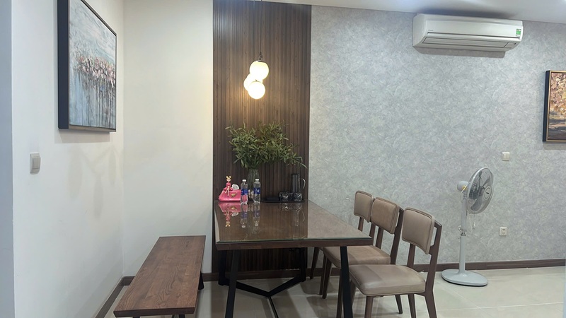B&agrave;n ăn 6 ghế rộng r&atilde;i thoải m&aacute;i cho 6 người